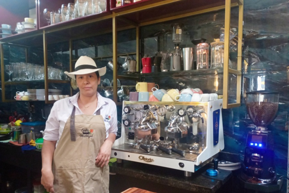 Jackeline Coello es barista de Café Madrigal. El establecimiento se adecuó con los elementos típicos de una casa cafetera. Jackeline Coello es barista de Café Madrigal. El establecimiento se adecuó con los elementos típicos de una casa cafetera.