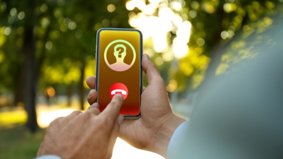 como-saber-de-quien-es-un-numero-de-celular Persona cuelga una llamada desconocida de un celular.