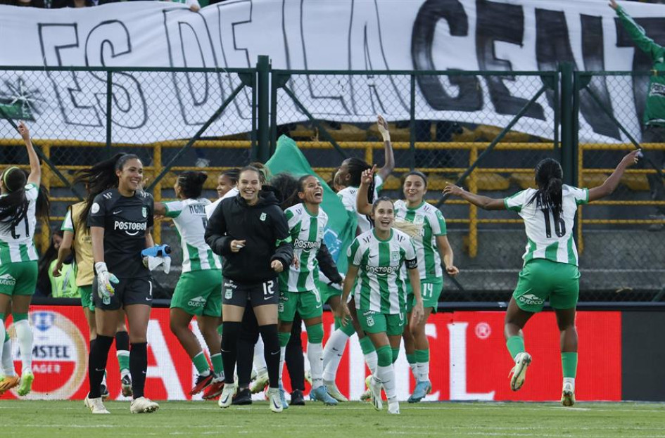 Las jugadoras de Atlético Nacional celebran la victoria 2-1 en el estadio Metropolitano de Techo que las dejó entre los cuatro mejores equipos del continente. Las jugadoras de Atlético Nacional celebran la victoria 2-1 en el estadio Metropolitano de Techo que las dejó entre los cuatro mejores equipos del continente.