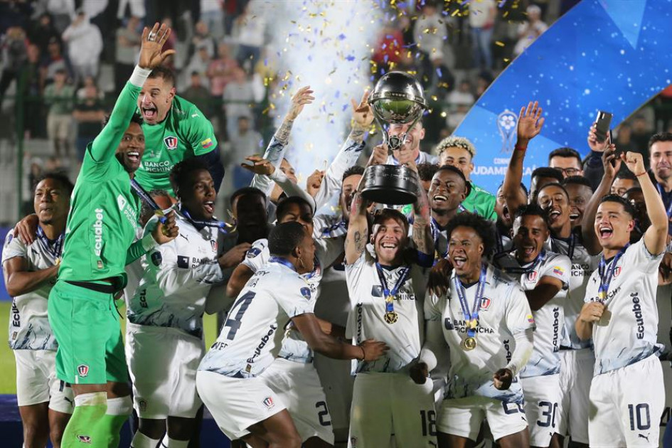 Jugadores de LDU Quito celebran al ganar la Copa Sudamericana frente a Fortaleza, en el estadio Domingo Burgueño Miguel en Maldonado (Uruguay). Jugadores de LDU Quito celebran al ganar la Copa Sudamericana frente a Fortaleza, en el estadio Domingo Burgueño Miguel en Maldonado (Uruguay).
