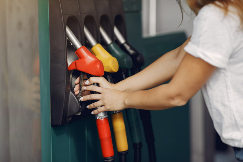 Foto gratuita elegante mujer de pie en una gasolinera Foto gratuita elegante mujer de pie en una gasolinera