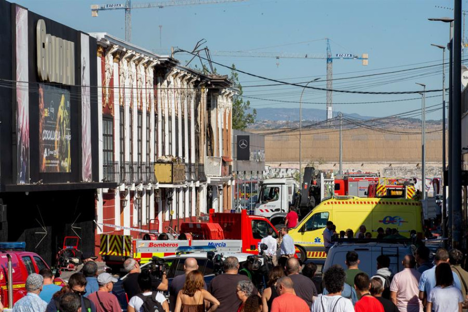 Incendio en Murcia España Trece personas fallecieron este domingo en el incendio del local de ocio de Murcia Fonda Milagros, que se extendió a las discoteca anexa Teatre y de ésta a la llamada Golden, frecuentada por la comunidad latina en Murcia (España).