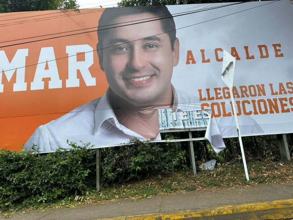Algunas vallas las han rasgado o dañado con pintura. publicidad