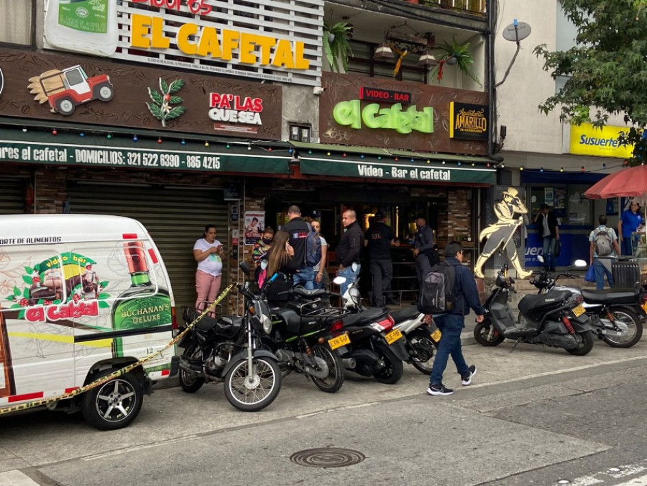 Allanamiento al videobar El Cafetal, a un lado del parque de La Mujer en Manizales. Allanamiento al videobar El Cafetal, a un lado del parque de La Mujer en Manizales.