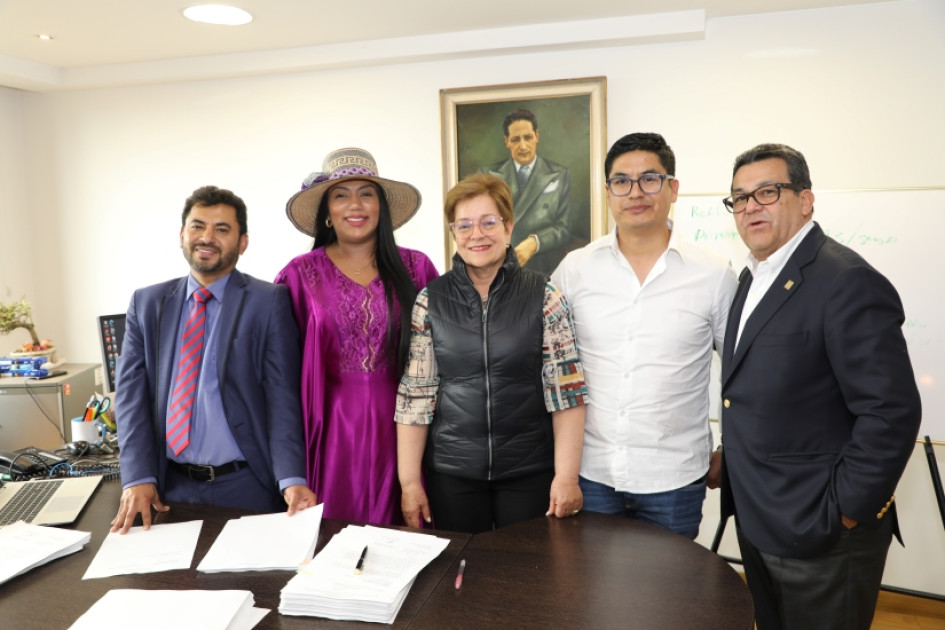 Radicación ponencia ministerio del Trabajo La ponencia fue firmada por los senadores Fabián Diaz Plata, Berenice Bedoya Pérez, Polivio Leandro Rosales y Omar de Jesús Restrepo, quienes acompañaron a la ministra del Trabajo, la caldense Gloria Inés Ramirez Ríos.