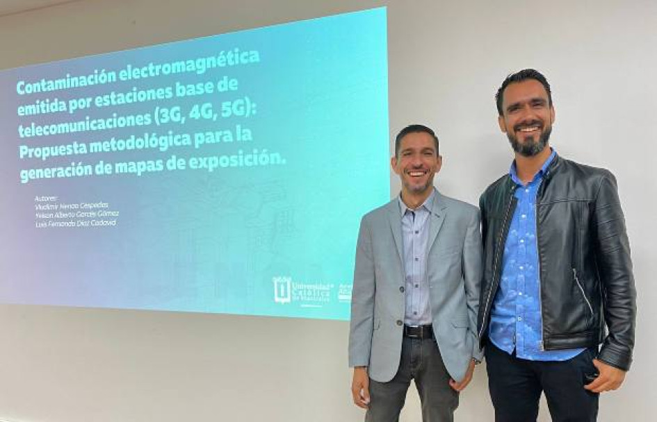 Un libro presentado en la UCM es Contaminación electromagnética emitida por estaciones base de telecomunicaciones. Yeison Garcés Gómez y Vladimir Henao Céspedes, dos de los tres autores. Un libro presentado en la UCM es Contaminación electromagnética emitida por estaciones base de telecomunicaciones. Yeison Garcés Gómez y Vladimir Henao Céspedes, dos de los tres autores.