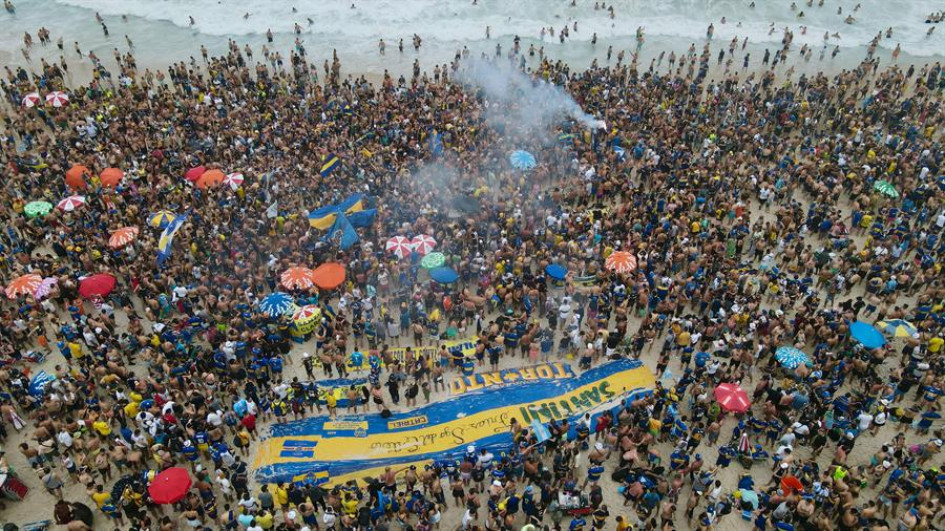 Fotografía aérea de aficionados de Boca Juniors mientras se reúnen para celebrar y cantar a favor de su equipo en la previa de la final de la Copa Libertadores ante Fluminense, ayer, en la playa de Copacabana, en Río de Janeiro (Brasil). Fotografía aérea de aficionados de Boca Juniors mientras se reúnen para celebrar y cantar a favor de su equipo en la previa de la final de la Copa Libertadores ante Fluminense, ayer, en la playa de Copacabana, en Río de Janeiro (Brasil).