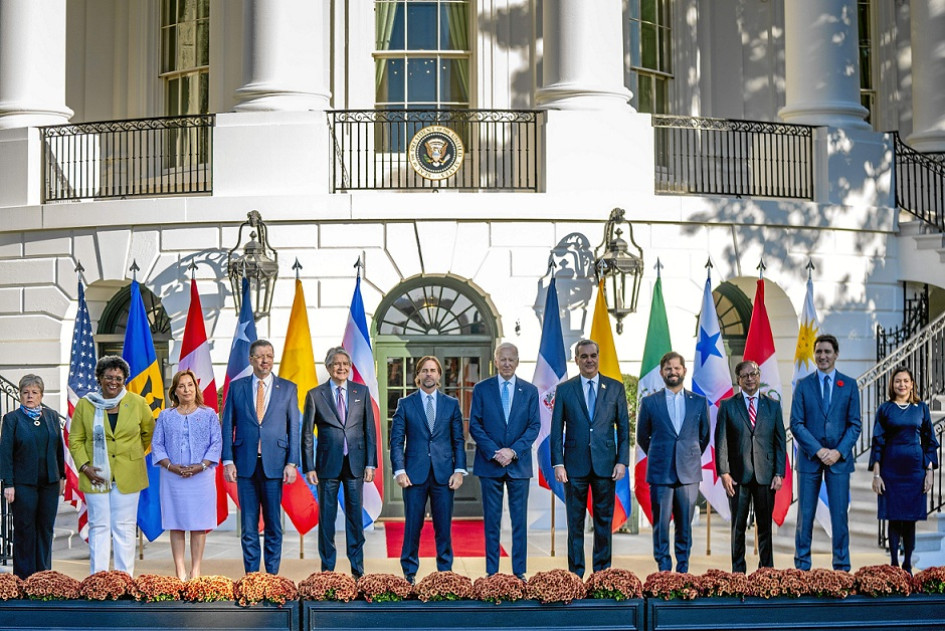 Foto | EFE | LA PATRIA La primera cumbre de la Alianza para la Prosperidad Económica en las Américas arrancó con una fotografía oficial de los líderes frente al pórtico sur de la Casa Blanca. Foto | EFE | LA PATRIA La primera cumbre de la Alianza para la Prosperidad Económica en las Américas arrancó con una fotografía oficial de los líderes frente al pórtico sur de la Casa Blanca.