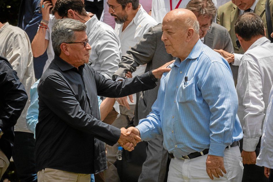 Foto | EFE | LA PATRIA Alias Pablo Beltrán, cabecilla del Eln, saluda a Otty Patiño, jefe de la delegación del Gobierno y ahora alto comisionado para la paz. Foto | EFE | LA PATRIA Alias Pablo Beltrán, cabecilla del Eln, saluda a Otty Patiño, jefe de la delegación del Gobierno y ahora alto comisionado para la paz.