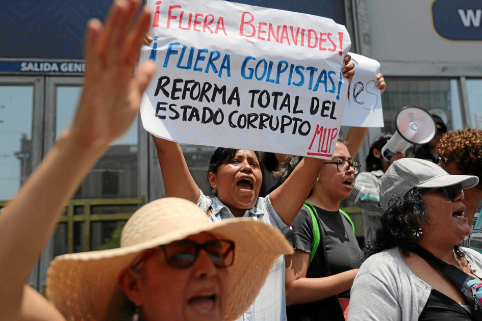 Un grupo de manifestantes protesta en contra de la fiscal de Perú, Patricia Benavides, en la sede de la Fiscalía. Un grupo de manifestantes protesta en contra de la fiscal de Perú, Patricia Benavides, en la sede de la Fiscalía.