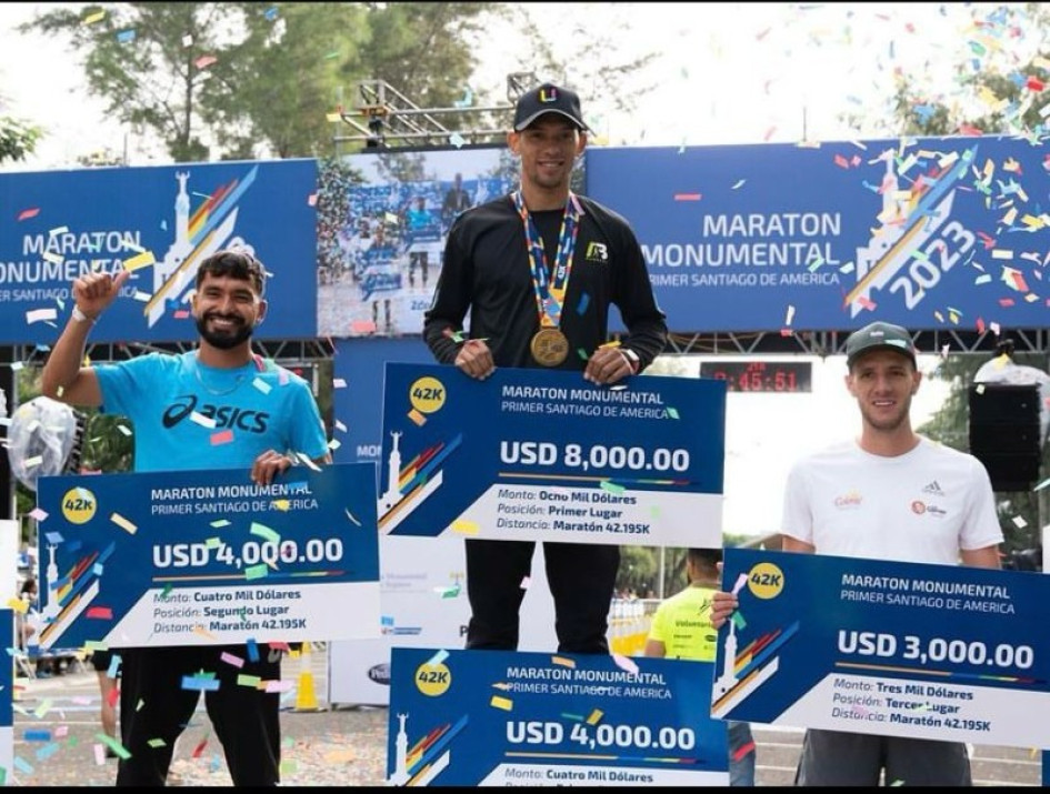 Carlos Mario Patiño (derecha), conocido como La Potra, llegó en tercer lugar a la meta de la carrera en República Dominicana. Carlos Mario Patiño (derecha), conocido como La Potra, llegó en tercer lugar a la meta de la carrera en República Dominicana.