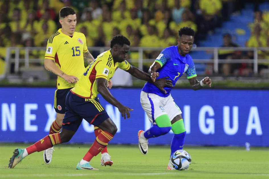 Davinson Sánchez, de Colombia, mientras disputaba el balón con Vinícius Júnior, de Brasil, el jueves en Barranquilla. Davinson Sánchez, de Colombia, mientras disputaba el balón con Vinícius Júnior, de Brasil, el jueves en Barranquilla.