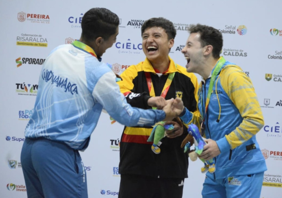 La imagen que dejó anoche la premiación de la modalidad de libre masculino del patinaje artístico: la celebración de Juan Sebastián Lemus, de Cundinamarca; Deivi Camilo Rojas, de Bogotá, y Gerónimo Gallo, de Caldas. La imagen que dejó anoche la premiación de la modalidad de libre masculino del patinaje artístico: la celebración de Juan Sebastián Lemus, de Cundinamarca; Deivi Camilo Rojas, de Bogotá, y Gerónimo Gallo, de Caldas.