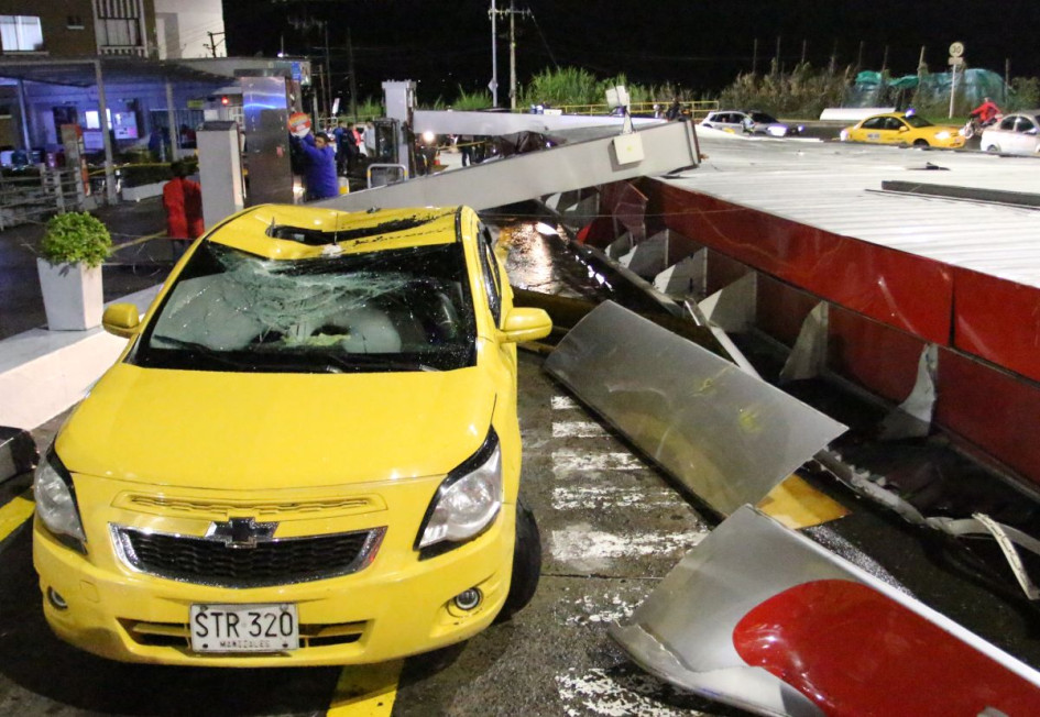 Este taxi terminó destruido por el techo de la estación de gasolina, ubicada sobre la Avenida Centenario de Manizales Este taxi terminó destruido por el techo de la estación de gasolina, ubicada sobre la Avenida Centenario de Manizales