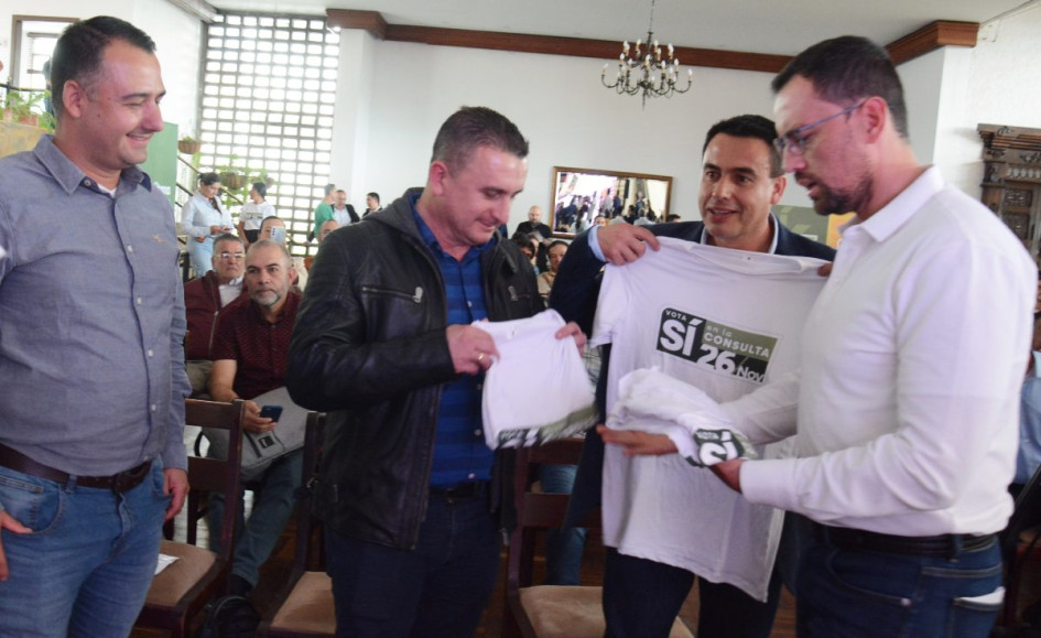 Jonier Alejandro Ramírez Zuluaga, alcalde electo de Villamaría; Jorge Orbay Marín, el alcalde saliente; Jorge Eduardo Rojas, alcalde electo de Manizales; y Luis Carlos Velásquez, gobernador de Caldas, quien les entregó la camiseta del Sí al Área Metropolitana Centrosur de Caldas. Socialización Área Metropolitana Centrosur de Caldas
