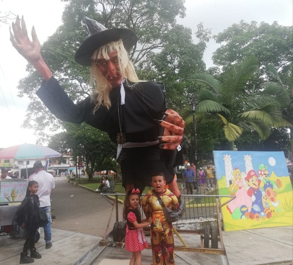 Una bruja de gran tamaño diseñada y fabricada por el pintor Beto Guerrero fue el atractivo de Halloween en Riosucio (Caldas).