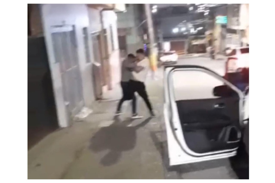La intervención de los vecinos evitó que siguieran golpeándose. Esto se suma a los casos de intolerancia que se han registrado en la última semana en Manizales. La intervención de los vecinos evitó que siguieran golpeándose. Esto se suma a los casos de intolerancia que se han registrado en la última semana en Manizales.
