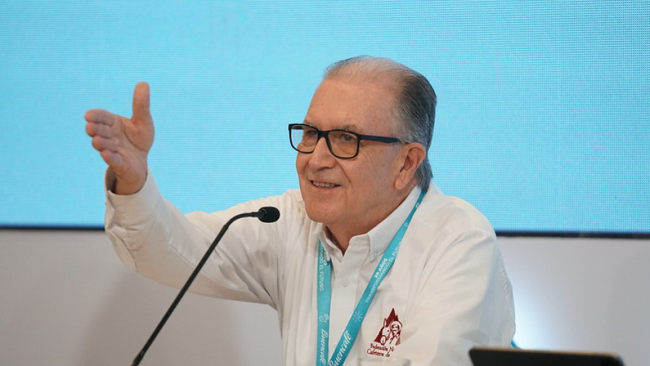 Elías Mejía, presidente del 92.º Congreso, se refirió a la creación de instancias paralelas, promovidas por el Gobierno, frente al ministro de Hacienda. Elías Mejía, presidente del 92.º Congreso, se refirió a la creación de instancias paralelas, promovidas por el Gobierno, frente al ministro de Hacienda.