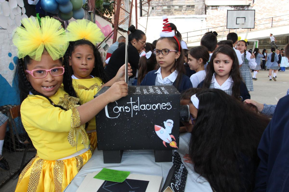 Los estudiantes compartieron con los asistentes sus proyectos. Los estudiantes compartieron con los asistentes sus proyectos.