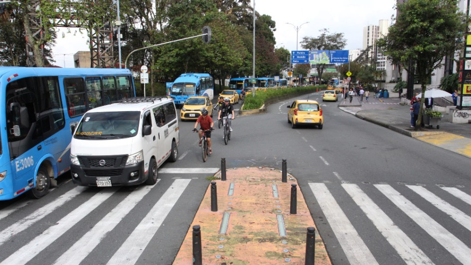 Taxis, buses, bicicletas, colectivos escolares y peatones primaron en la Avenida Santander.