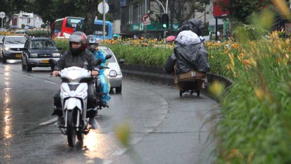 El uso que se le da a veces a la ciclobanda de la Avenida Santander, en Manizales. El uso que se le da a veces a la ciclobanda.