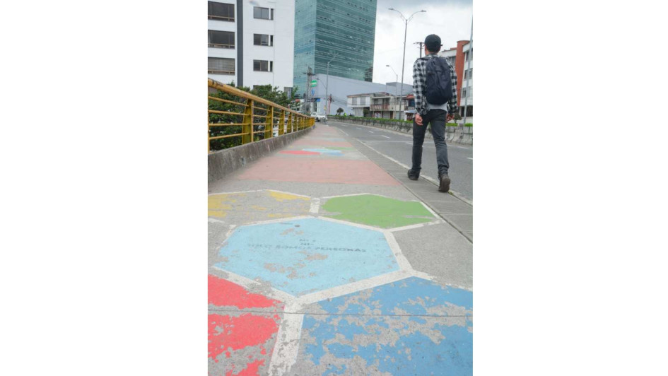 En el puente Vizcaya se han pintado recientemente mensajes motivacionales para que las personas aprecien la vida. En el puente Vizcaya se han pintado recientemente mensajes motivacionales para que las personas aprecien la vida.