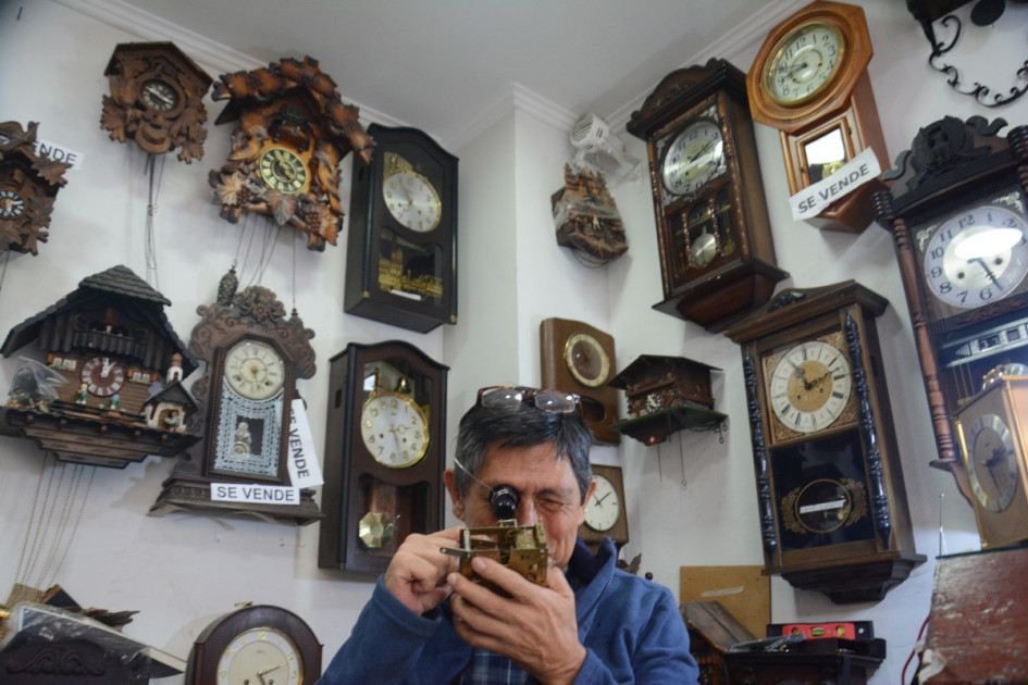 José Ramón Ruiz Marín lleva 40 años como relojero en Manizales. Su relojería Jawaco funciona en la calle 16 número 21-15. Su especialidad son los de péndulo. Sus colegas añoran los tiempos en que este oficio era más popular. José Ramón Ruiz Marín lleva 40 años como relojero en Manizales. Su relojería Jawaco funciona en la calle 16 número 21-15. Su especialidad son los de péndulo. Sus colegas añoran los tiempos en que este oficio era más popular.