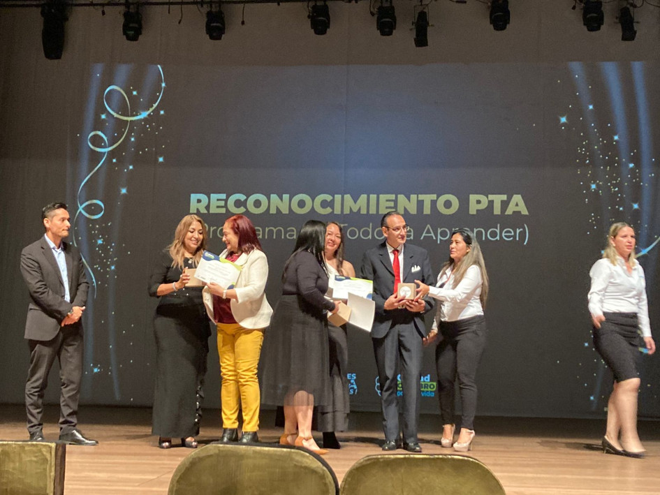 La Secretaría de Educación de Manizales llevó a cabo la ceremonia de la Noche de los Mejores, en la cual reconoció la destacada labor de docentes del Magisterio. La Secretaría de Educación de Manizales llevó a cabo la ceremonia de la Noche de los Mejores, en la cual reconoció la destacada labor de docentes del Magisterio.
