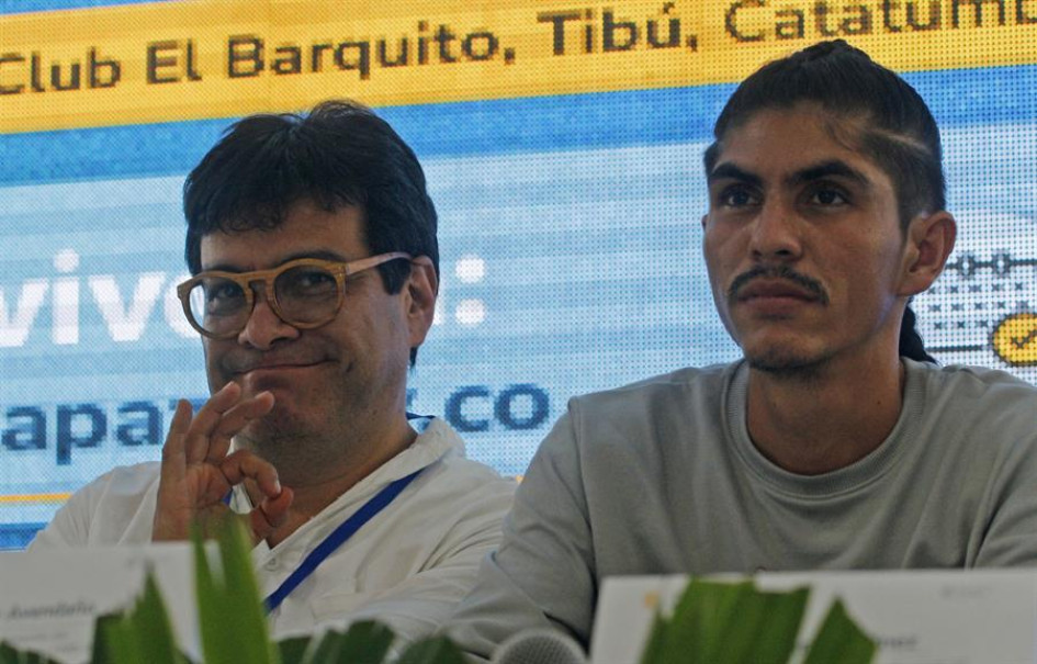 La negociación, instalada el pasado 16 de octubre, fue suspendida porque, según el Emc, el incumplimiento del Estado con los compromisos asumidos ha sido total. En la foto, el alto comisionado para la Paz, Danilo Rueda (izq.), y el vocero de la delegación del Estado Mayor Central, Andrey Avendaño, en una de las reuniones entre ambos actores. La negociación, instalada el pasado 16 de octubre, fue suspendida porque, según el Emc, el incumplimiento del Estado con los compromisos asumidos ha sido total. En la foto, el alto comisionado para la Paz, Danilo Rueda (izq.), y el vocero de la delegación del Estado Mayor Central, Andrey Avendaño, en una de las reuniones entre ambos actores.