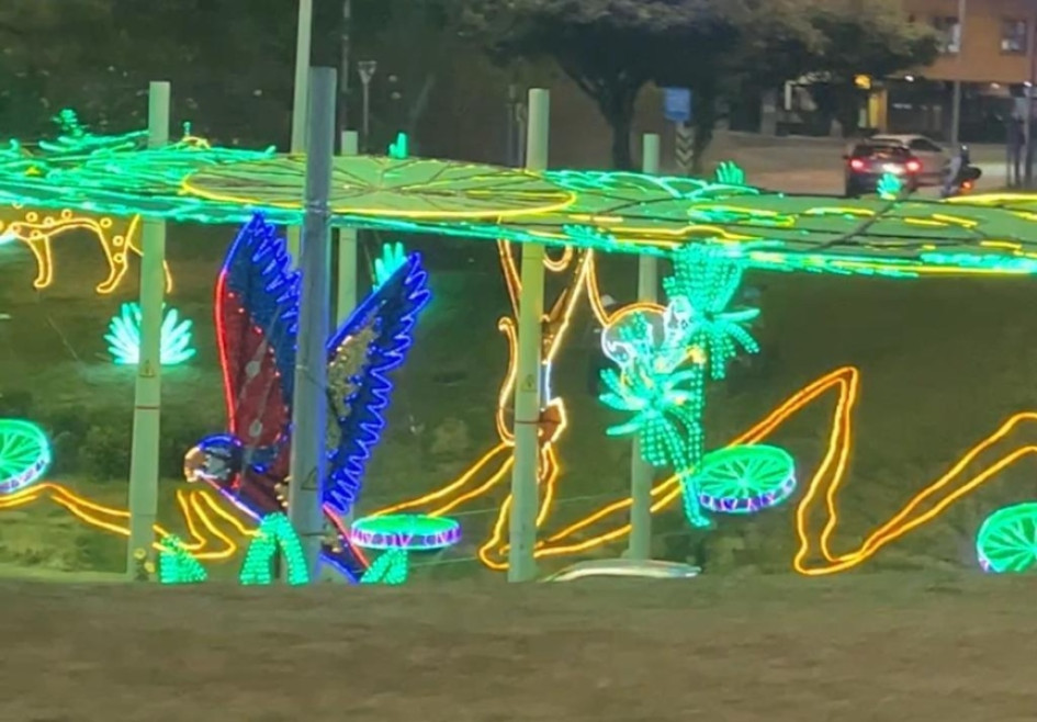 Así luce encendido el alumbrado en la Glorieta de San Rafael, con temática del Amazonas colombiano. Así luce encendido el alumbrado en la Glorieta de San Rafael, con temática del Amazonas colombiano.