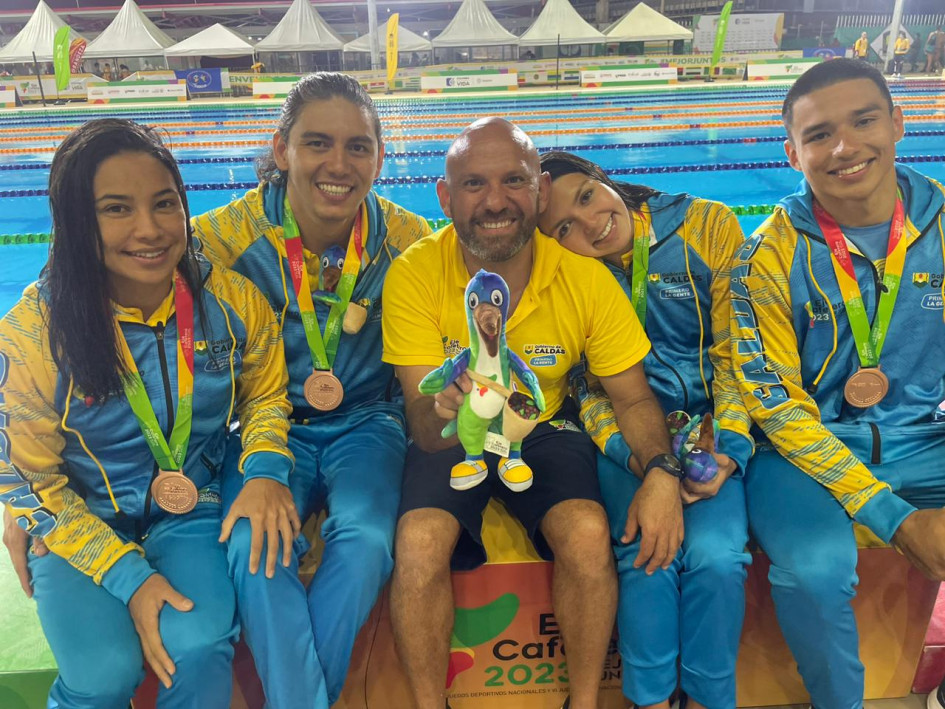 El equipo ganador de la medalla de bronce con su entrenador Andrey Parra (centro). El equipo ganador de la medalla de bronce con su entrenador Andrey Parra (centro).