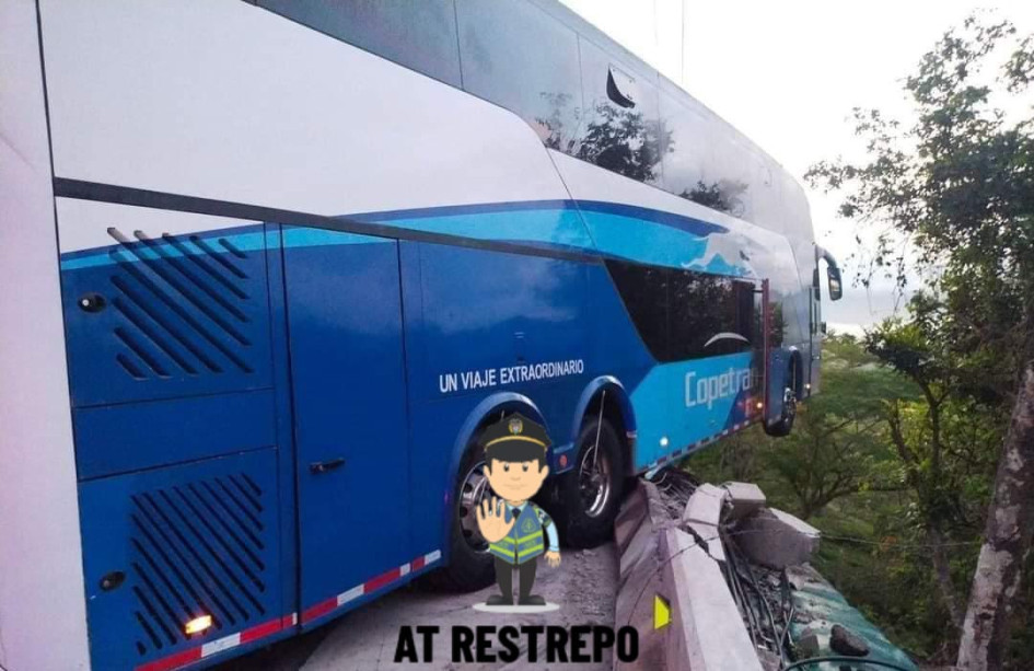 Bus de Copetran quedó al borde del abismo en la vía Guaduas-Honda Bus de Copetran quedó al borde del abismo en la vía Guaduas-Honda