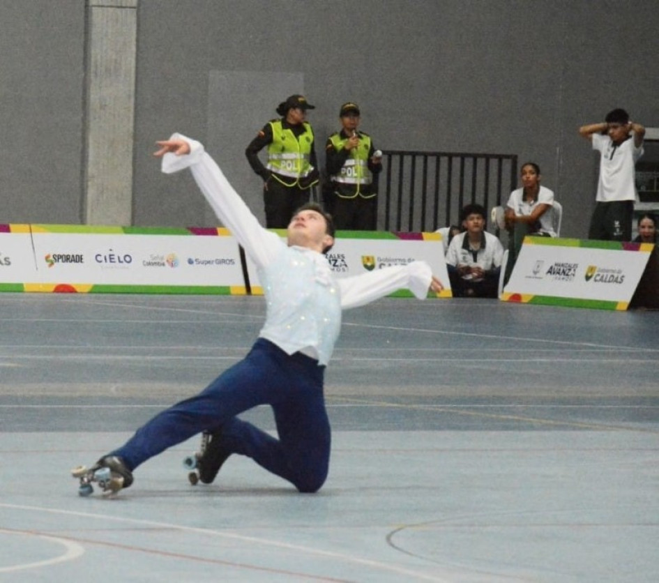 Gerónimo Gallo, caldense, en acción en el programa corto del patinaje artístico de los Juegos Nacionales. Hoy se conocerán los medallistas. Juegos Nacionales del 2023