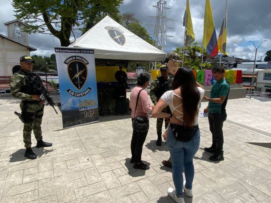 El Gaula Militar indica que en sus recorridos por el país suministra información a empresarios, gremios, estudiantes, trabajadores y en general a la población con el propósito de evitar que sean víctimas de la extorsión. El Gaula Militar indica que en sus recorridos por el país suministra información a empresarios, gremios, estudiantes, trabajadores y en general a la población con el propósito de evitar que sean víctimas de la extorsión.