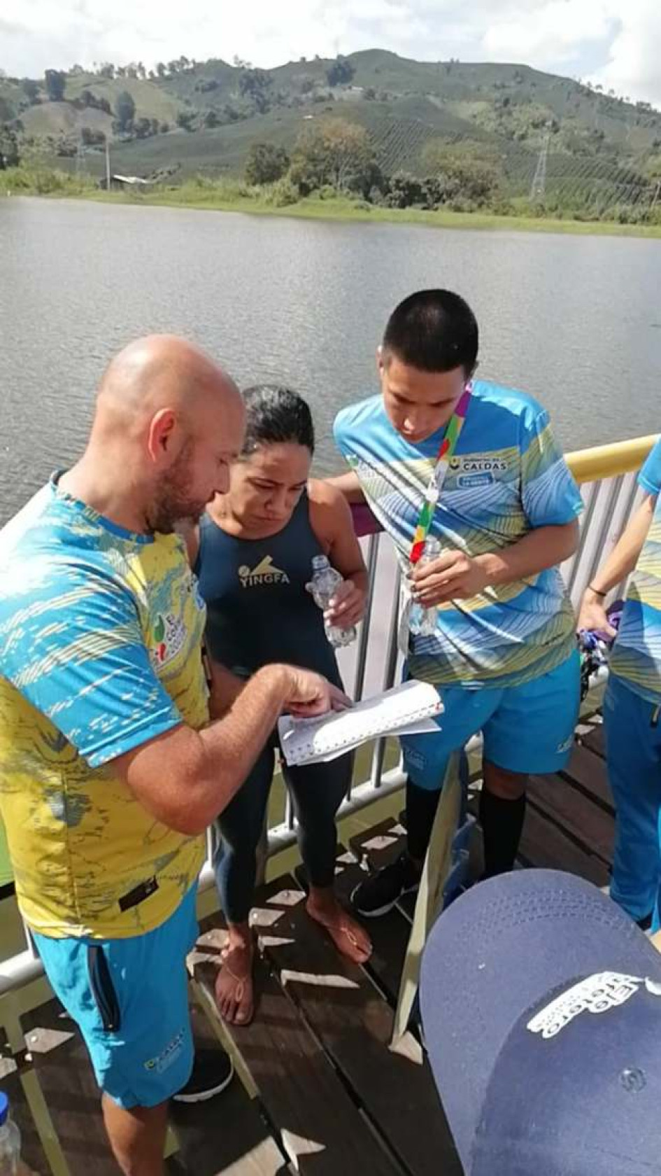 Jhoanna Andrea Alegría, plata por Caldas en 5.000 metros superficie, con su técnico, Andrey Parra, al final de la competencia. Jhoanna Andrea Alegría, plata por Caldas en 5.000 metros superficie, con su técnico, Andrey Parra, al final de la competencia.