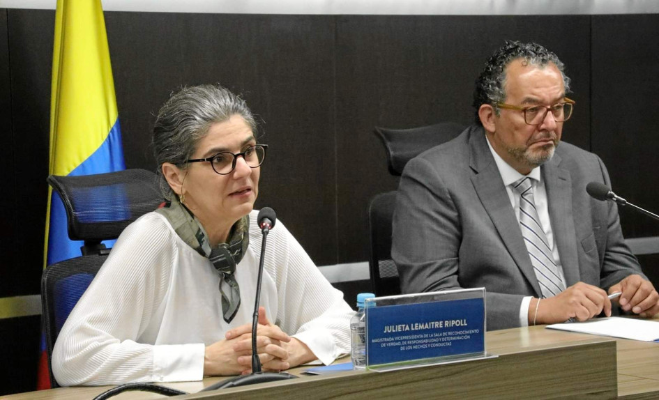 La magistrada Julieta Lemaitre Ripoll, relatora del Caso 01, explicó que “la investigación desarrollada por la Sala indica que 227 de las 3.821 víctimas acreditadas en el Caso 01 señalan como presunto responsable de sus hechos victimizantes al Bloque Occidental”. La magistrada Julieta Lemaitre Ripoll, relatora del Caso 01, explicó que “la investigación desarrollada por la Sala indica que 227 de las 3.821 víctimas acreditadas en el Caso 01 señalan como presunto responsable de sus hechos victimizantes al Bloque Occidental”.