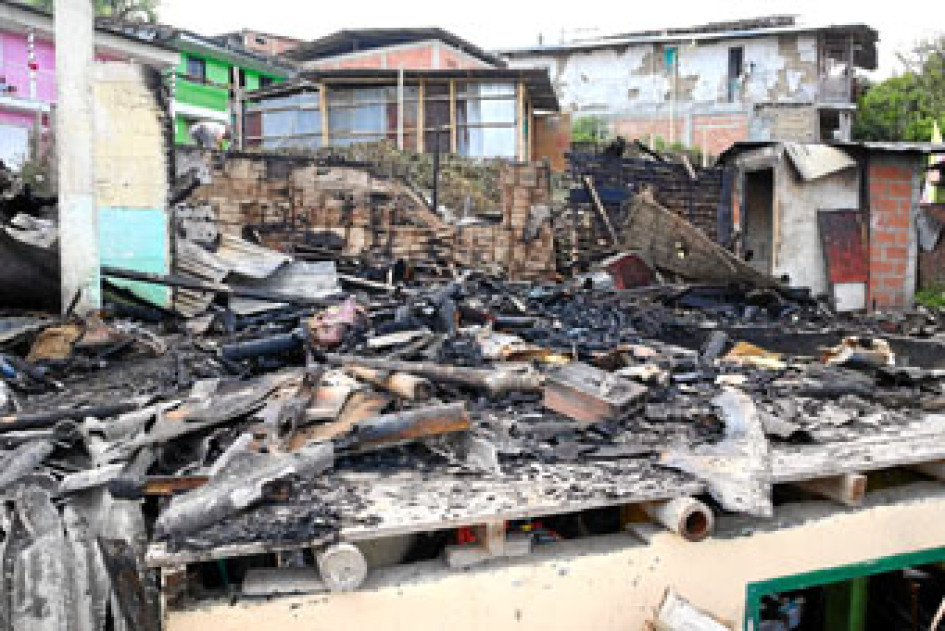 El incendio ocurrió en la tarde del 24 de diciembre en el sector de La Tolfa, en el barrio El Playón. Cuatro personas resultaron damnificadas. El incendio ocurrió en la tarde del 24 de diciembre en el sector de La Tolfa, en el barrio El Playón. Cuatro personas resultaron damnificadas.