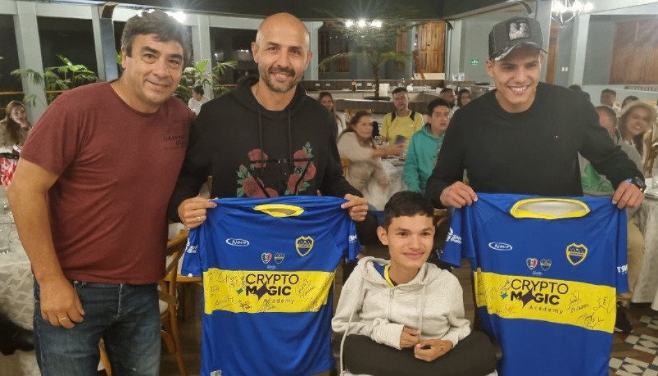 José Horacio Basualdo (izquierda) posa para foto con dos compradores de las camisetas en la subasta, entre ellos, Elkin Soto, más Santiago Zapata, el beneficiario. José Horacio Basualdo (izquierda) posa para foto con dos compradores de las camisetas en la subasta, entre ellos, Elkin Soto, más Santiago Zapata, el beneficiario.