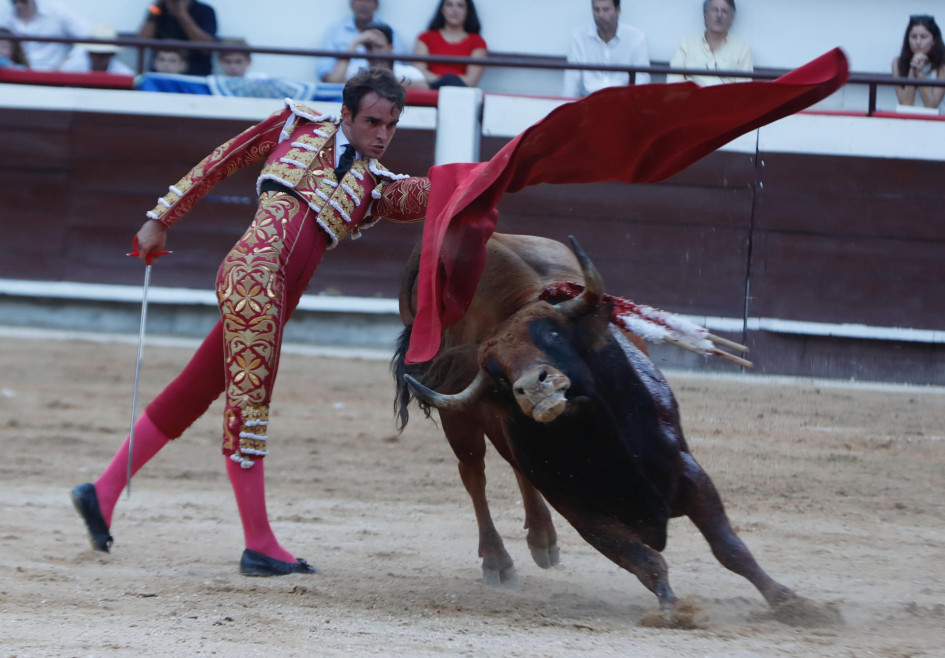 El torero colombiano Luis Miguel Castrillón lidia al toro "Tocayito" de la ganadería Mondoñedo durante la cuarta y última corrida de la Feria Taurina de Cali, en la plaza de toros Arena Cañaveralejo en Cali, Valle del Cauca. El torero colombiano Luis Miguel Castrillón lidia al toro "Tocayito" de la ganadería Mondoñedo durante la cuarta y última corrida de la Feria Taurina de Cali, en la plaza de toros Arena Cañaveralejo en Cali, Valle del Cauca.