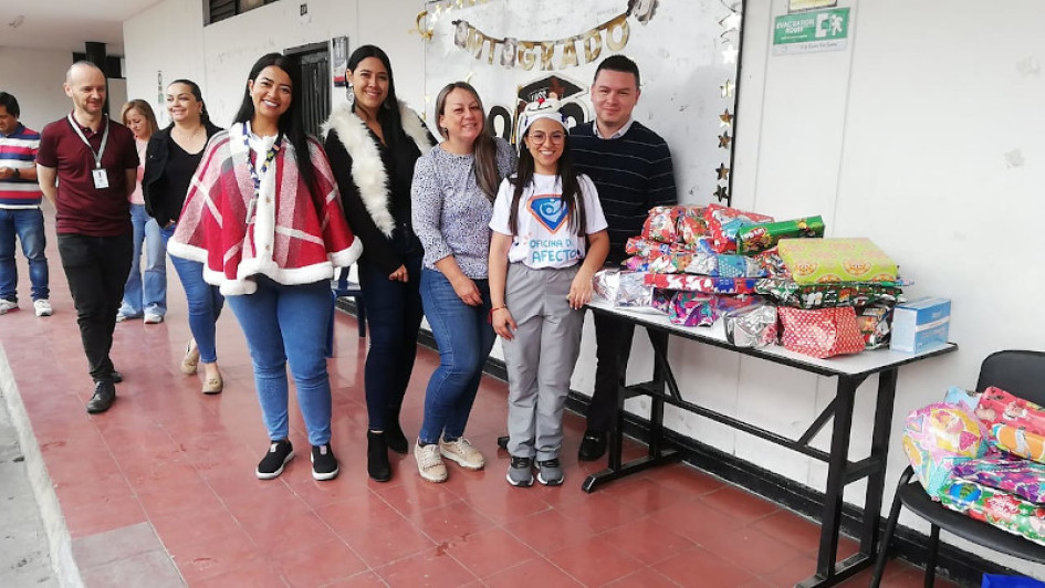 El personal de la Clínica Ospedale posó con los regalos, poco antes de repartirlos. En la imagen: Natalia Obando, Daniela Gómez, Adriana Salazar, Luisa Fernanda Ríos y Bayron Tobón. El personal de la Clínica Ospedale posó con los regalos, poco antes de repartirlos. En la imagen: Natalia Obando, Daniela Gómez, Adriana Salazar, Luisa Fernanda Ríos y Bayron Tobón.