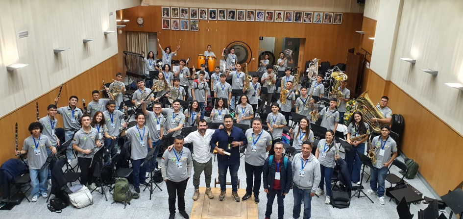 La Banda Sinfónica Juvenil de Caldas con el caldense y director titular, Juan Velasco. La Banda Sinfónica Juvenil de Caldas con el caldense y director titular, Juan Velasco.
