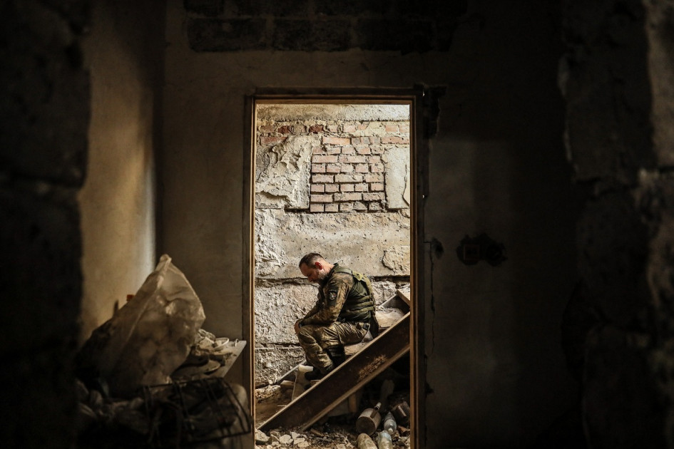 Soldado de la 24.ª Brigada Mecanizada Separada ‘King Danylo’ descansa en el interior de un edificio en el frente en la región de Donetsk en Ucrania. Soldado de la 24.ª Brigada Mecanizada Separada ‘King Danylo’ descansa en el interior de un edificio en el frente en la región de Donetsk en Ucrania.