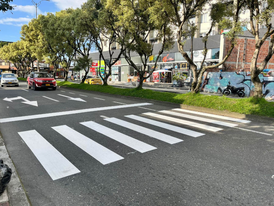 El paso peatonal (cebra) ubicado en el punto incorrecto es el que deben modificar para que el peatón cruce sin problema. En la noche de este lunes se reportó que ya habían pintado de nuevo el pavimento para borrar las líneas de cruce. El paso peatonal (cebra) ubicado en el punto incorrecto es el que deben modificar para que el peatón cruce sin problema. En la noche de este lunes se reportó que ya habían pintado de nuevo el pavimento para borrar las líneas de cruce.