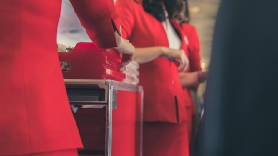 Cuanto-gana-un-auxiiar-de-vuelo-en-colombia Auxiliares de vuelo vestidas de rojo