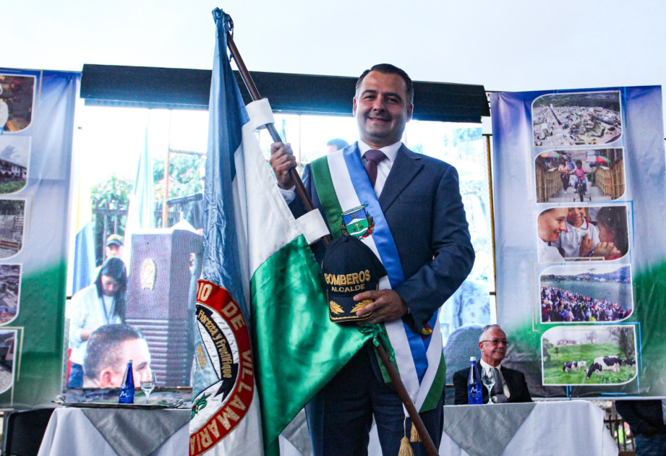 Una vez tomó posesión del cargo de alcalde de Villamaría, Jonier Alejandro Ramírez Zuluaga posó con la bandera de su municipio. Una vez tomó posesión del cargo de alcalde de Villamaría, Jonier Alejandro Ramírez Zuluaga posó con la bandera de su municipio.