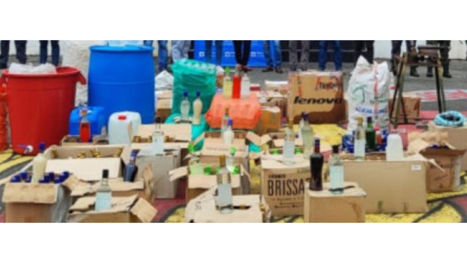 15 toneladas de licor adulterado y productos para elaborarlos se incautaron los investigadores.