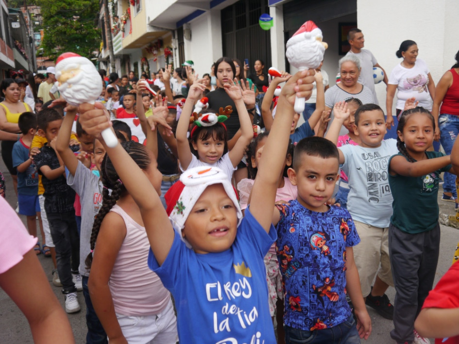 El menor Emanuel Lozada, de siete años, participó en el desfile del Monaín, en Arauca (Palestina). Portó unos cascabeles y durante el recorrido los batió con fuerza.