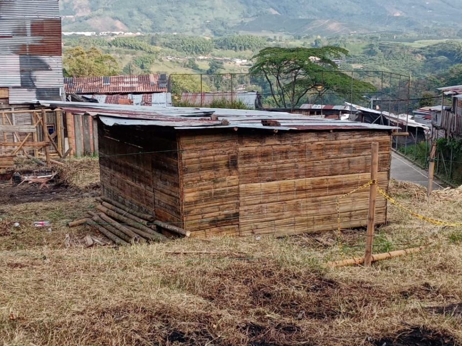 Los damnificados en un incendio el 16 julio del 2020, en el barrio Nuevo Horizonte, de Chinchiná, vuelven a construir sus viviendas en esterilla. Los damnificados en un incendio el 16 julio del 2020, en el barrio Nuevo Horizonte, de Chinchiná, vuelven a construir sus viviendas en esterilla.