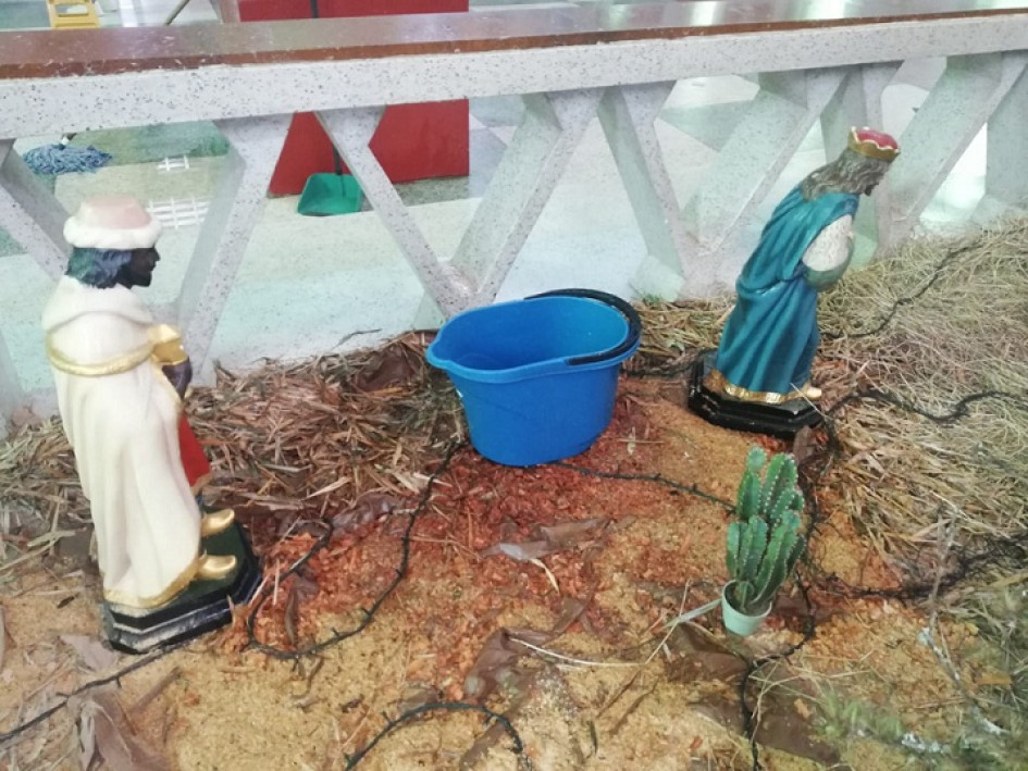 Fieles que constantemente visitan el templo La Candelaria dejaron ver su preocupación por las goteras que caen sobre el pesebre, cuando llueve. Fieles que constantemente visitan el templo La Candelaria dejaron ver su preocupación por las goteras que caen sobre el pesebre, cuando llueve.