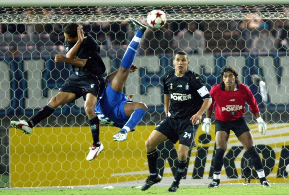 El Once Caldas, entonces campeón vigente de la Copa Libertadores de América, plantó la cara al ganador de la UEFA Champions League en la temporada 2003-2004, el FC Porto. El Blanco estuvo a un cobro de coronarse campeón mundial de clubes, pero finalmente cayó derrotado ante el 'dragón' portugués. El Once Caldas, entonces campeón vigente de la Copa Libertadores de América, plantó la cara al ganador de la UEFA Champions League en la temporada 2003-2004, el FC Porto. El Blanco estuvo a un cobro de coronarse campeón mundial de clubes, pero finalmente cayó derrotado ante el 'dragón' portugués.
